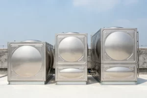 三款常用不锈钢水箱实物展示,不同材质造价与使用性能存在明显差异